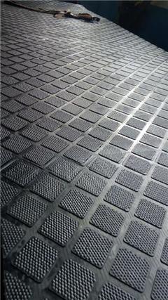 夹布牛栏垫图片图片,夹布畜牧舍橡胶地垫图片,牛栏垫厂家价格图片-中科商务网-长城橡胶